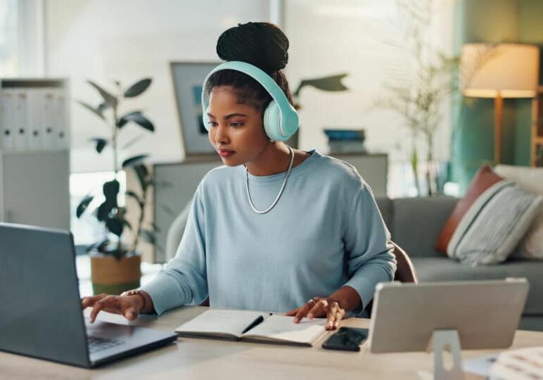 woman-with-laptop